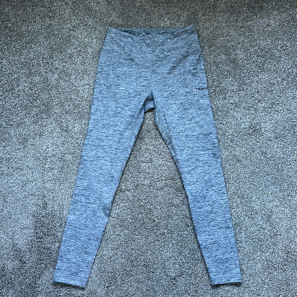 Zoozats medium. light grey with pockets. Left pocket with a DUCKS (Oregon) decal